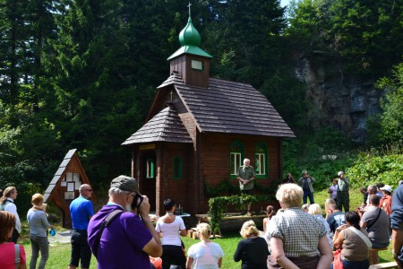 Úvodní slovo má Karel Švéda z Karolína, zakladatel spolku a stavitel Památníku